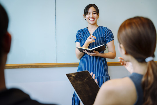 亚洲女商人在会议室做报告。