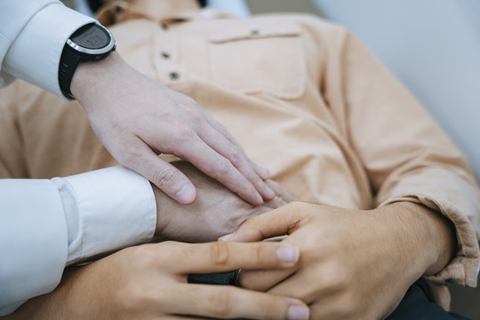 在床上胃痛的男人。医生检查健康状况。