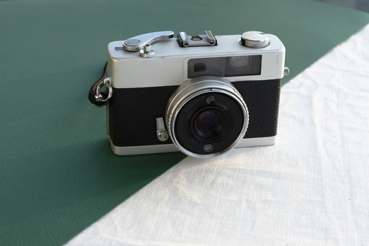 绿色和白色背景的老式胶卷相机。