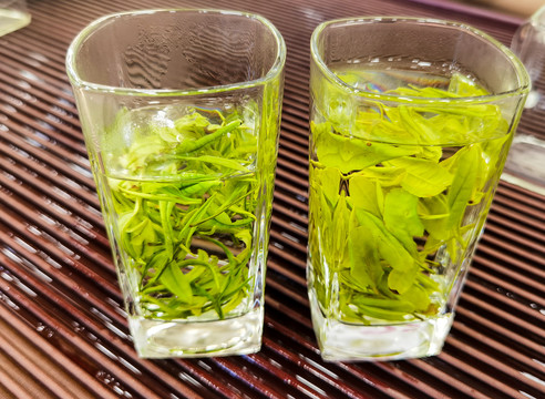 两杯茶叶