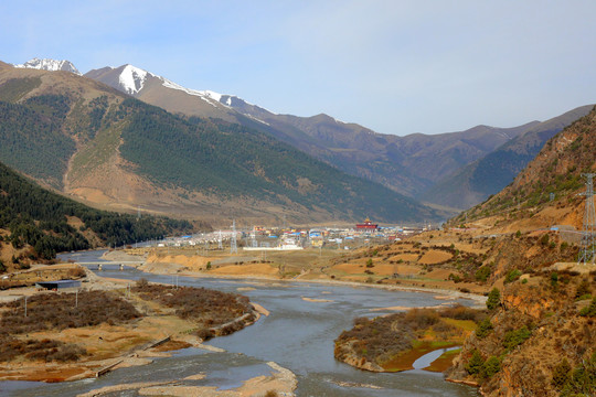 西藏类乌齐镇查杰玛紫曲河湿地