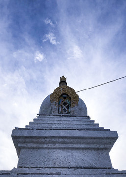 布达拉宫广场的藏传佛教白塔