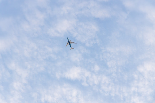 低空飞过鼓浪屿的飞机