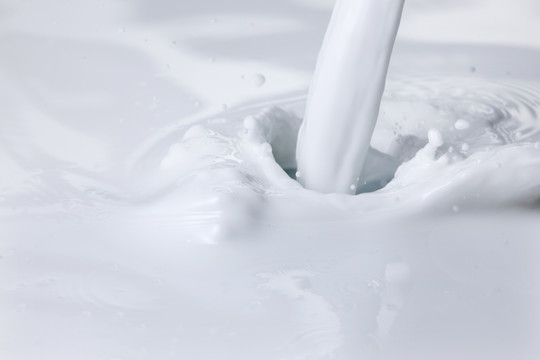 倒牛奶或白色液体造成飞溅