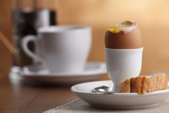 鸡蛋杯上煮鸡蛋的图片