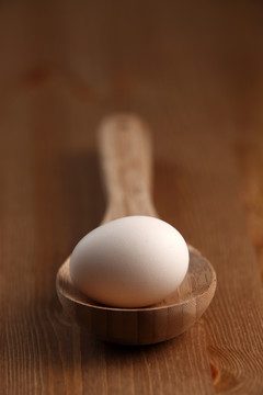 木勺上鸡蛋的特写镜头