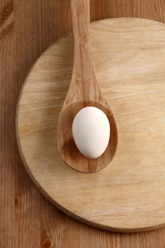 木勺上的鸡蛋图片