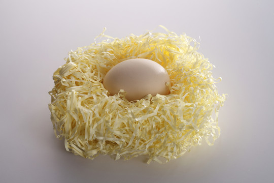 蛋靠在黄色的条状纸上形成一个巢