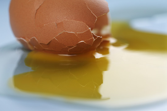 蛋黄和蛋清飞溅。