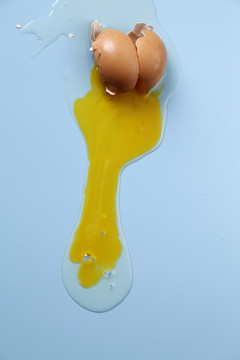 蛋黄和蛋清飞溅。