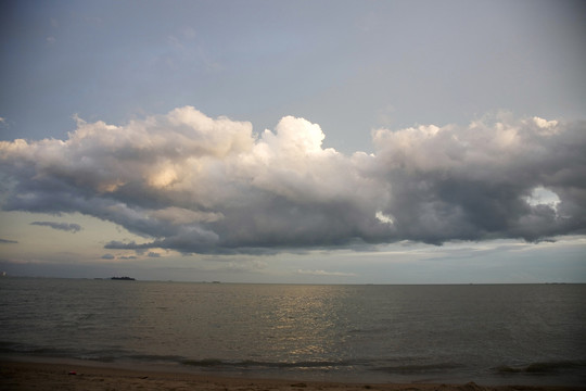 海洋景观-大海，金色沙滩，蓝天白云。
