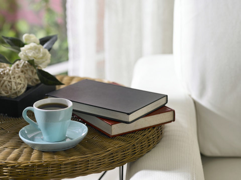 茶杯和桌子上的书。
