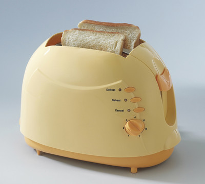 新鲜烤面包和烤面包机