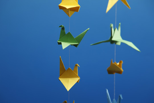 许多折纸鸟挂在一排