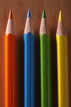 几支彩色铅笔排成一行