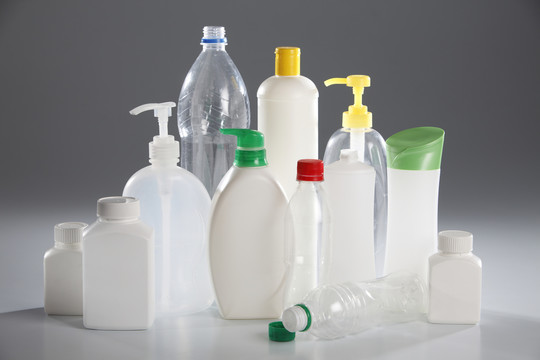 液体产品的各种包装在普通背景下隔离