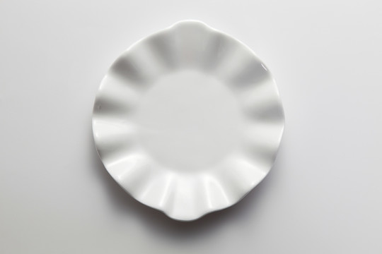 干净的白色带阴影的餐盘