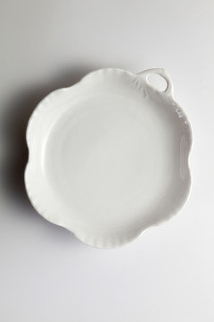 干净的白色带阴影的餐盘