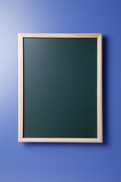 在蓝色背景上隔离的黑板的股票图像。