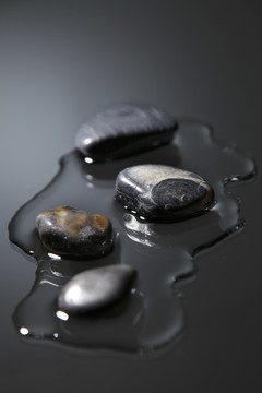 灰色背景上的石头和水