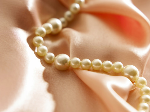 缎子上的珍珠
