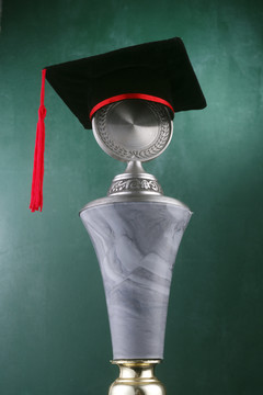 银质奖杯上的毕业帽。