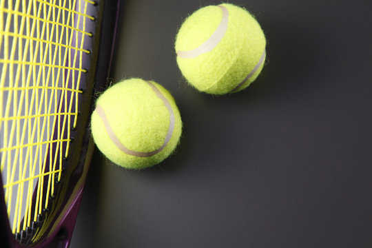 两个网球和一个网拍。