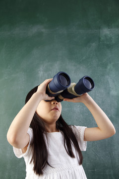 儿童通过双眼观看的股票图像