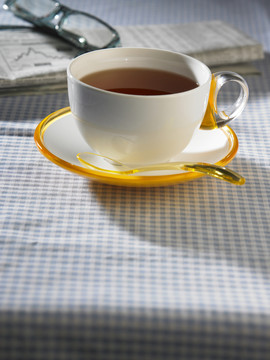 早上喝一杯热茶，带着报纸和女人