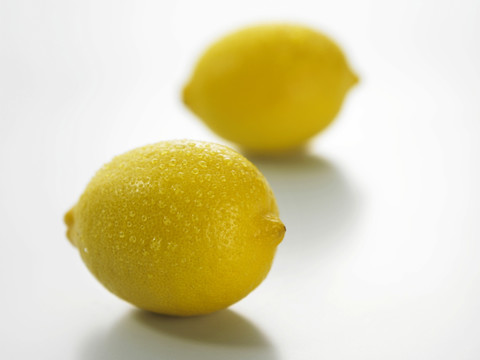 柠檬和水滴在白色的背景上