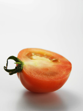 一半西红柿放在白背上