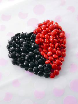 红色和黑色巧克力糖形成一个心形