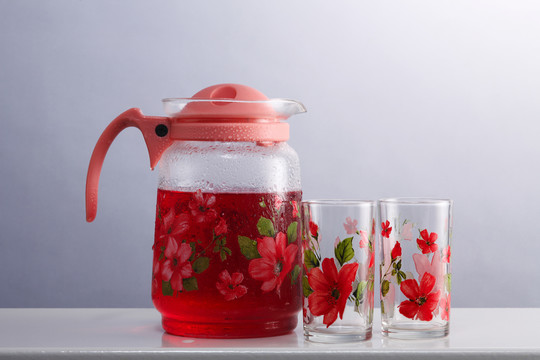 冷玫瑰糖浆在水罐里喝