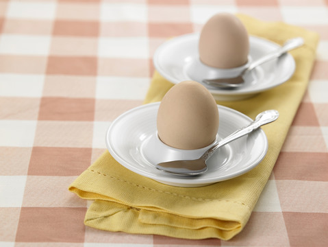 两个荷尔夫煮鸡蛋放在蛋架上