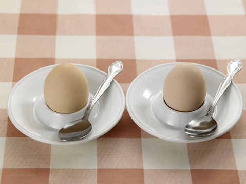两个荷尔夫煮鸡蛋放在蛋架上