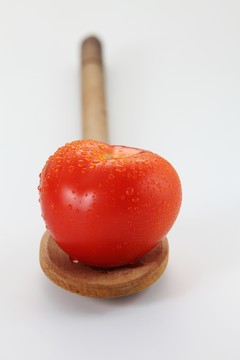 新鲜的西红柿放在木头上