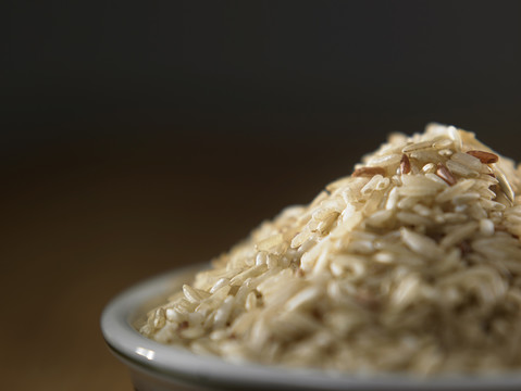 把碗里的糙米收起来