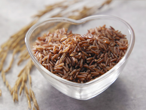一碗未煮熟的糙米和稻谷