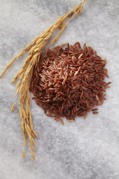 糙米和稻谷的顶视图