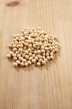 木桌上的大豆