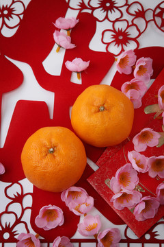 橘子上的红剪纸