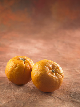 彩色背景上的橘子