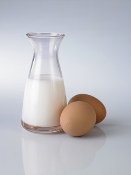 白色背景的牛奶和鸡蛋。