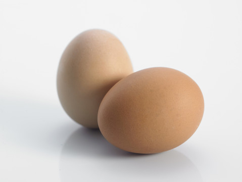 白色背景上分离出两个鸡蛋