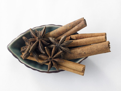 在白色背景上分離的茴香和肉桂