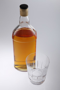 一瓶威士忌和水晶杯