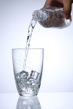 用冰块把水倒在玻璃杯里