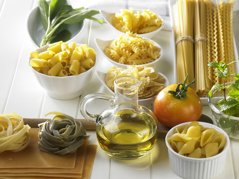 各种类型和形状的意大利面食。干面食