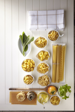 各种类型和形状的意大利面食。干面食
