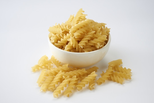 白色背景上的fusilli